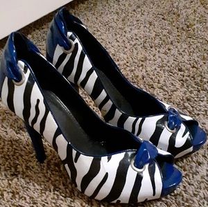 Zebra stripped pumps
